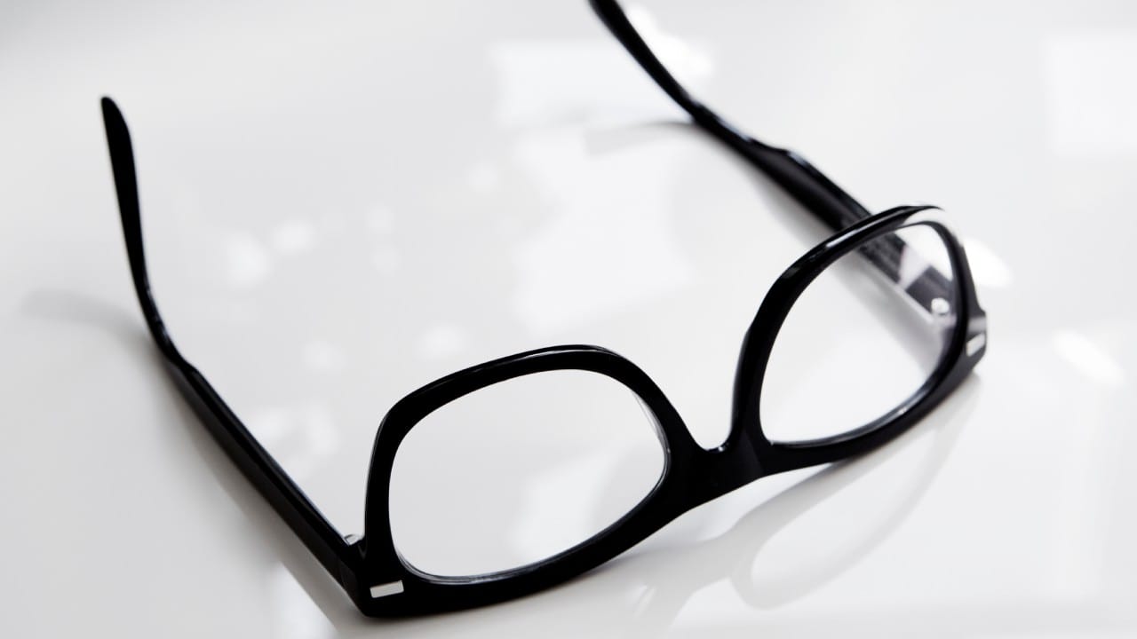 आपल्यापैकी अनेकजण दररोज चष्मा वापरतात. काहीजण फॅशनसाठी तर काहीजण दृष्टीदोषामुळे. नवीन चष्मा खरेदी करताना आपण अनेकदा फ्रेमचा रंग, आकार आणि ती आपल्या चेहऱ्यावर कशी दिसते, यावरच लक्ष केंद्रित करतो. पण, तुम्ही कधी तुमच्या जुन्या चष्म्याच्या दांडीच्या आतील बाजूला बारकाईने पाहिले आहे का?