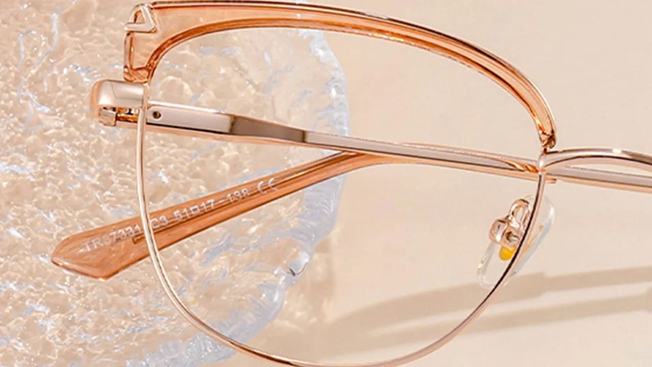 दांडीची लांबी योग्य असल्यास चष्मा कानामागे व्यवस्थित बसतो आणि दाब देत नाही. जर दांडी खूप लहान असल्यास चष्मा कानामागे टोचू शकतो, तर खूप लांब असल्यास तो सैल होऊ शकतो.