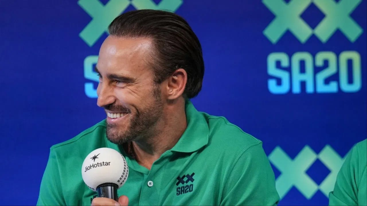 टीम इंडियाचे मुख्य प्रशिक्षक आणि माजी फलंदाज गौतम गंभीर स्वभावाने बऱ्यापैकी गंभीर आहेत. कायम  गंभीर भावमुद्रा असणाऱ्या भारताच्या मुख्य प्रशिक्षकांना दक्षिण आफ्रिकेच्या फाफ डु प्लेसीस याने व्हीलन असं म्हटलंय.  मात्र फाफने गंभीरला कौतुकाने व्हीलन म्हटलंय. "माझा गंभीरकडे पाहण्याचा दृष्टीकोन हा त्या खेळाडूंपेक्षा पूर्णपणे वेगळा आहे जे त्याच्यासोबत खेळले आहेत, असं फाफ जिओस्टारच्या आयपीएल टुडे हॉट टेक्समध्ये म्हणाला. त्याच्या विरुद्ध खेळताना कायम त्यालाच खलनायक मानलं जातं, असंही फाफने म्हटलं. (Photo Credit: PTI)