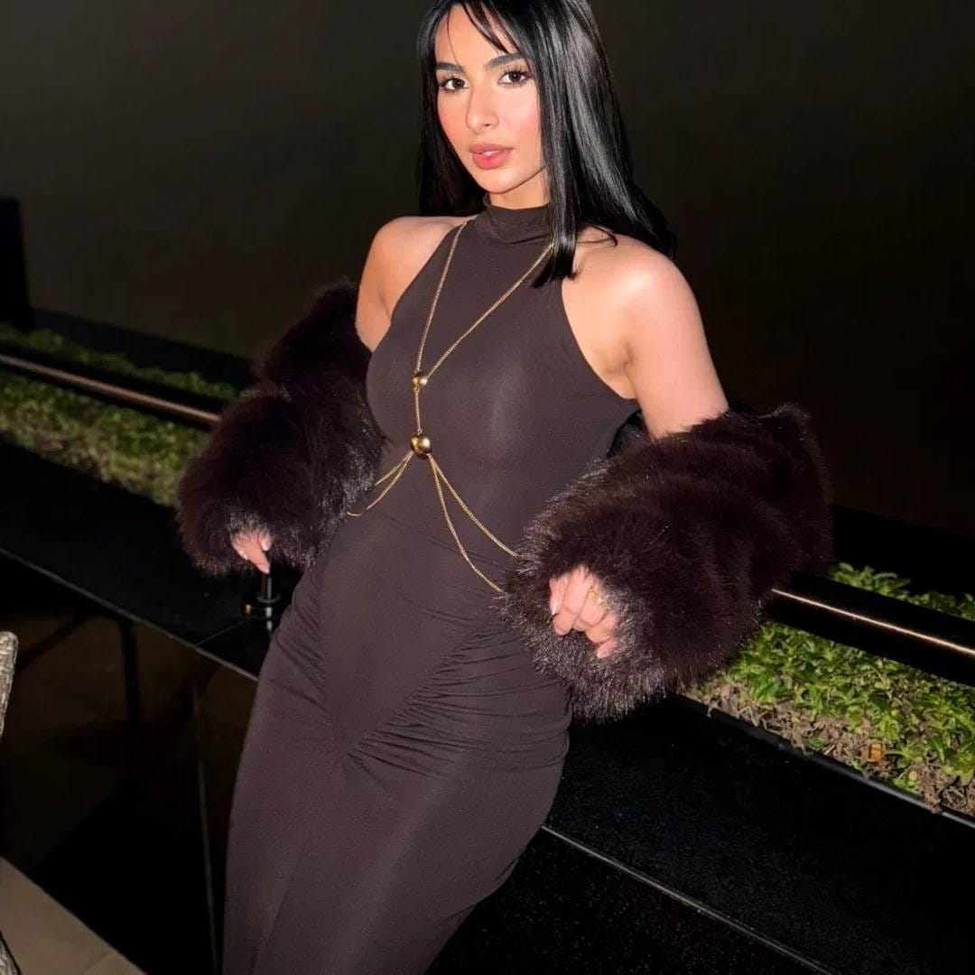 फक्त ट्रेडिशनलच नाही, तर वेस्टर्न ड्रेसमध्ये सुद्धा लैला खूप सुंदर दिसते. या फोटोमध्ये तिने चॉकलेट ब्राउन कलरचा बॉडीकोन ड्रेस परिधान केलाय. त्यासोबतच क्रिसक्रोस चेन स्टाइल केली आहे. स्ट्रेट हेयर, फेदर जॅकेटसह लूक कम्प्लीट केलाय. खूप क्लासी वाटतेय.