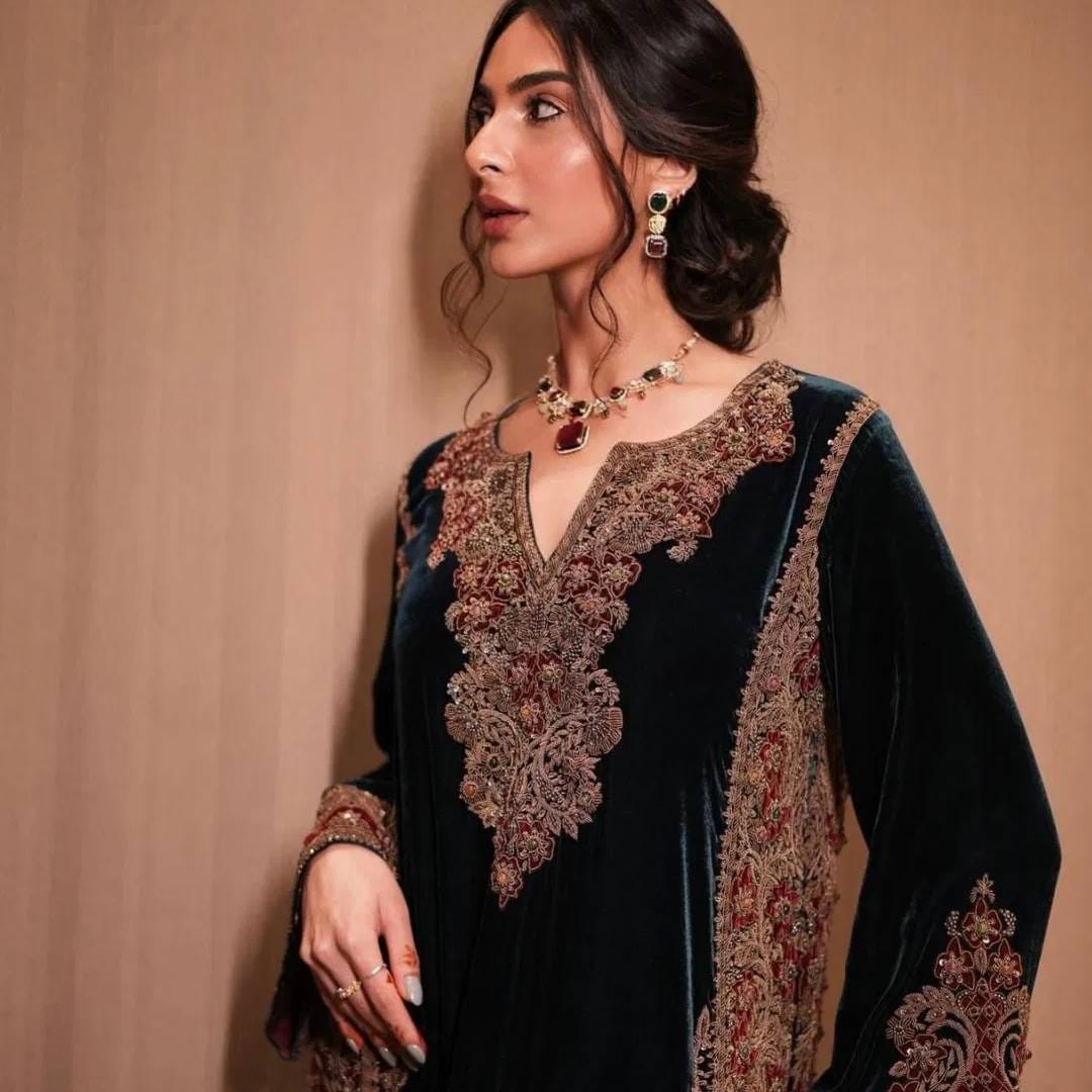 ट्रेडिशनल वियर बद्दल बोलायचं झाल्यास लैला सर्व इंडियन अटायरमध्ये कमालीची दिसतेय. या सूट मध्ये लैला खूप सुंदर वाटतेय. तिने खूप हेवी एंब्रॉयडरी शरार सेट वियर केलाय. नेवी ब्लू सूटमध्ये गोल्डन टच दिलाय. मैसी बन, मिनिमल ज्वेलरी मध्ये लैला कमालीची दिसतेय.