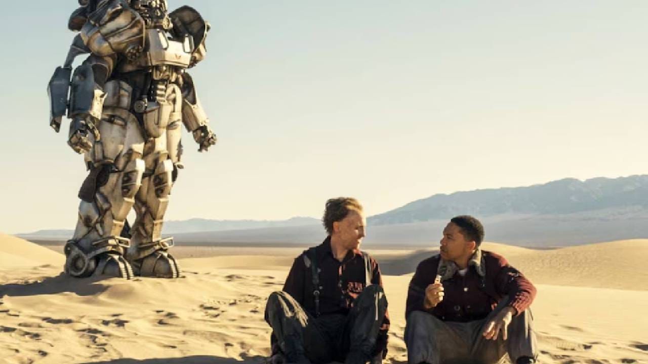 ही सीरिज २ वर्षांपूर्वी म्हणजे २०२४ मध्ये आली आणि OTT च्या बेस्ट वेब सीरिजच्या यादीत समाविष्ट आहे. या सीरिजला प्रेक्षकांची पसंती आहे, ज्याचा अंदाज तिच्या व्ह्यूअरशिपवरून येऊ शकतो. ही एक पोस्ट-एपोकॅलिप्टिक ड्रामा सीरिज आहे, ज्याची निर्मिती जिनेवा रॉबर्टसन-ड्वोरेट आणि ग्राहम वॅगनर यांनी केली आहे. सुरुवातीच्या एपिसोडचे दिग्दर्शन जोनाथन नोलन यांनी केले. रिलीज झाल्यानंतर या सीरिजला जगभरात अप्रतिम प्रतिसाद मिळाला. या सीरिजचे नाव आहे ‘फॉलआउट’ (Fallout).