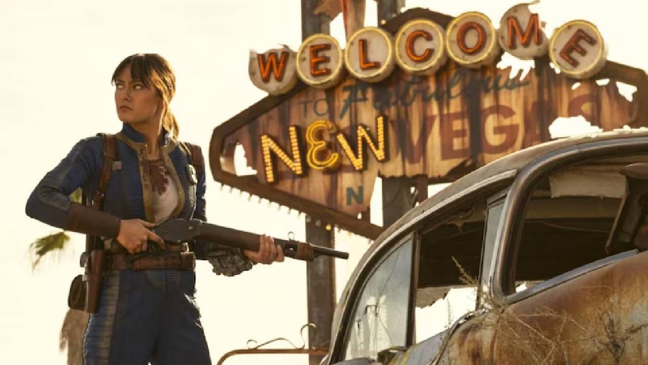 ‘Fallout’ ही एक जबरदस्त वेब सीरिज आहे, जी तुम्ही हिंदी भाषेत OTT प्लॅटफॉर्म अमेझॉन प्राइम व्हिडिओ वर सहज पाहू शकता. खास गोष्ट म्हणजे तिचे सर्व एपिसोड एकाच वेळी (सीझन १) किंवा आठवड्यातून (सीझन २) रिलीज झाले, म्हणून तुम्ही तुमच्या सोयीनुसार कधीही बिंज-वॉच करू शकता. दमदार कथा, उत्तम व्हिज्युअल्स आणि शानदार प्रेझेंटेशनमुळे ती OTT वर झपाट्याने लोकप्रिय झाली. हा वीकेंड तुम्ही घरी आरामात एन्जॉय करू शकता!