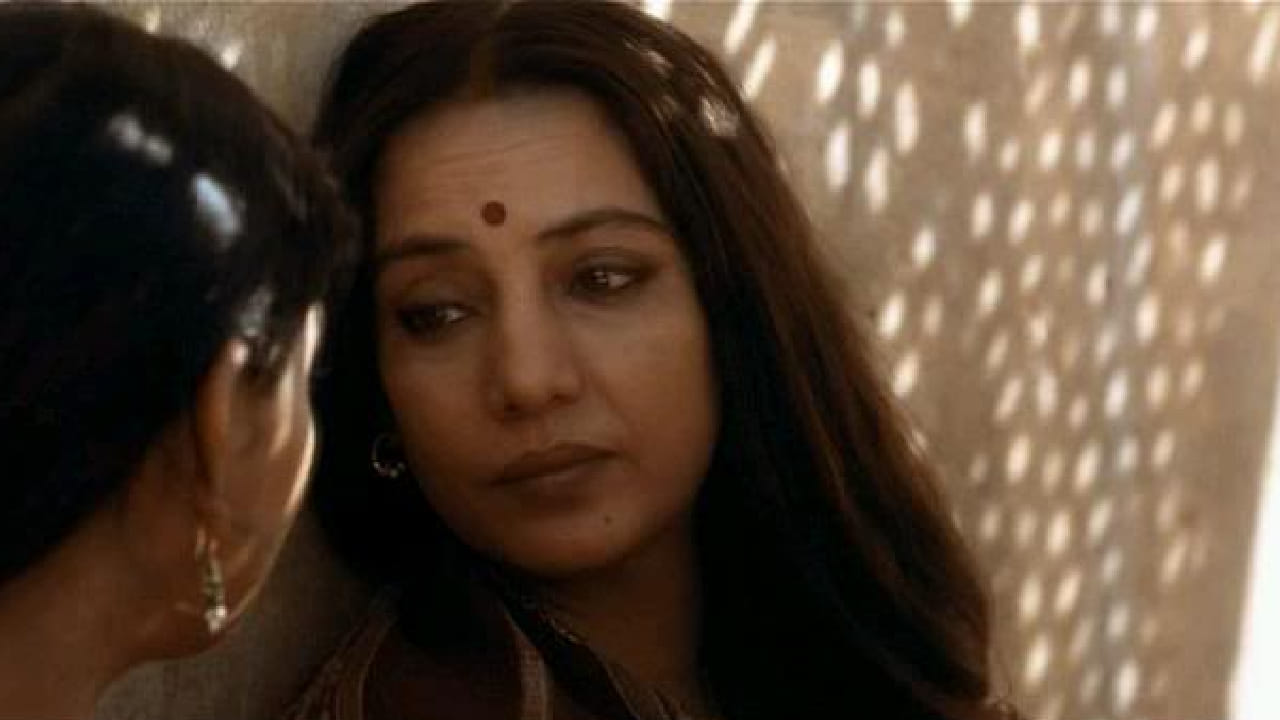 Fire या चित्रपटात दोन महिलांमधील समलैंगिक नातेसंबंध या विषयावर आधारित हा चित्रपट त्या काळात अत्यंत वादग्रस्त ठरला. पारंपरिक समाजव्यवस्थेला आव्हान देणाऱ्या या कथेमुळे अनेक संघटनांनी जोरदार विरोध केला आणि चित्रपटावर बंदी घालण्यात आली.