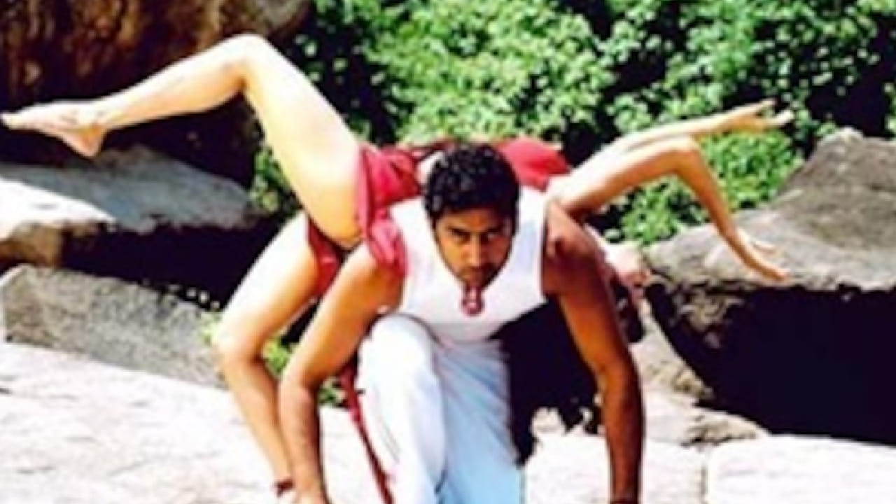 ‘नाच’मध्ये अभिषेक बच्चन आणि अंतरा माळीने काही बोल्ड सीन आणि डान्स सीन केले होते. गाण्यांमध्येही दोघांमधील रोमँटिक केमिस्ट्री दाखवण्याचा प्रयत्न करण्यात आला. मात्र या सगळ्यामुळेही चित्रपटाला अपेक्षित प्रतिसाद मिळाला नाही.