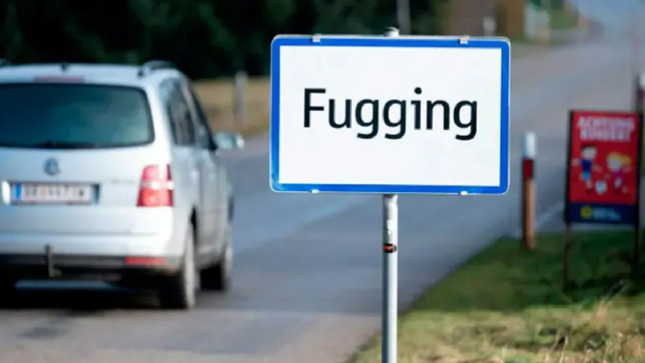 हे गाव अप्पर ऑस्ट्रियातील टार्सडॉर्फ परिसरात असून जर्मनीच्या सीमेच्या जवळ आहे. नावामुळे होणाऱ्या गैरसोयीमुळे गावकऱ्यांनी घेतलेला हा निर्णय सध्या चर्चेचा विषय ठरत आहे.