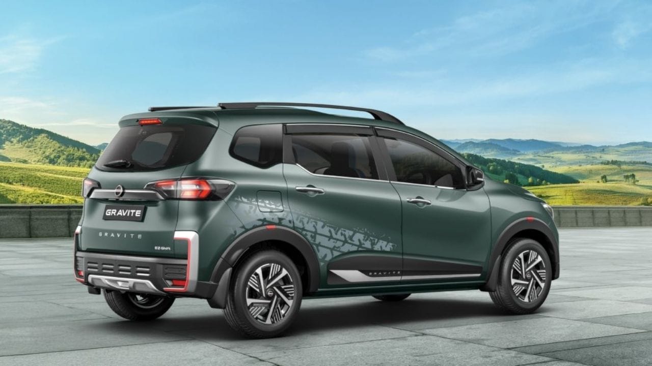 Nissan Gravite : निसानने अलीकडेच ग्रेविट लॉन्च केली आहे, जी मि़डल क्लास कुटुंबासाठी आधुनिक डिझाइन आणि प्रीमियम इंटीरियरसह येते. या कारची एक्स-शोरूम किंमत 5.65 लाखांपासून सुरू होते. कॉम्पॅक्ट साईज असूनही आतमध्ये चांगली जागा मिळते.
