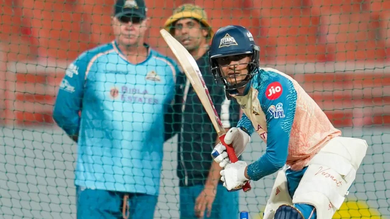 गुजरात टायटन्स या सामन्यात कशी कामगिरी करते याकडेही लक्ष असणार आहे. कारण बऱ्याच कालावधीनंतर टी20 संघाचं नेतृत्व शुबमन गिल करणार आहे. मागच्या पर्वात त्याने 650 धावा केल्या होत्या. त्यामुळे या पर्वातही त्याच्याकडून चांगल्या कामगिरीची अपेक्षा आहे.  (Photo: PTI)