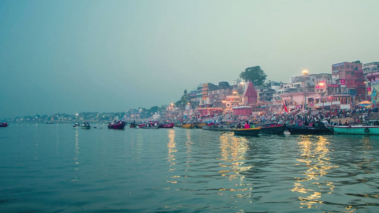 सर्वात जास्त राज्यांतून वाहणारी नदी: गंगा नदी ही भारतातील अशी नदी आहे जी सर्वाधिक राज्यांतून वाहते. या नदीची लांबी 2525 किलोमीटर इतकी आहे आणि ती भारतातील सर्वात लांब नदी मानली जाते.