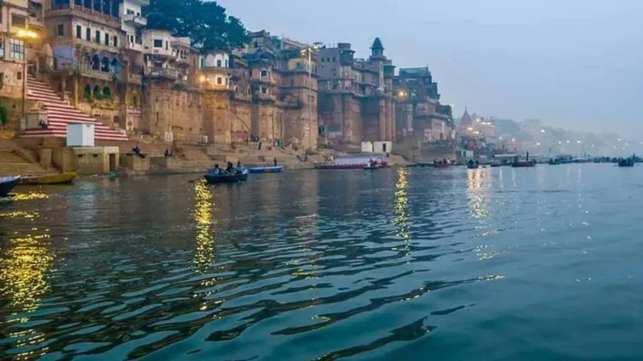 शेवट : प्रवाहाच्या शेवटी पश्चिम बंगालमध्ये गंगा नदी हुगली आणि पद्मा अशा दोन उपनद्यांमध्ये विभागली जाते. पुढे ही नदी बंगालच्या उपसागराला मिळते, जिथे गंगा आणि ब्रह्मपुत्र नद्या मिळून जगातील सर्वात मोठा नदी डेल्टा (सुंदरबन) बनवतात.