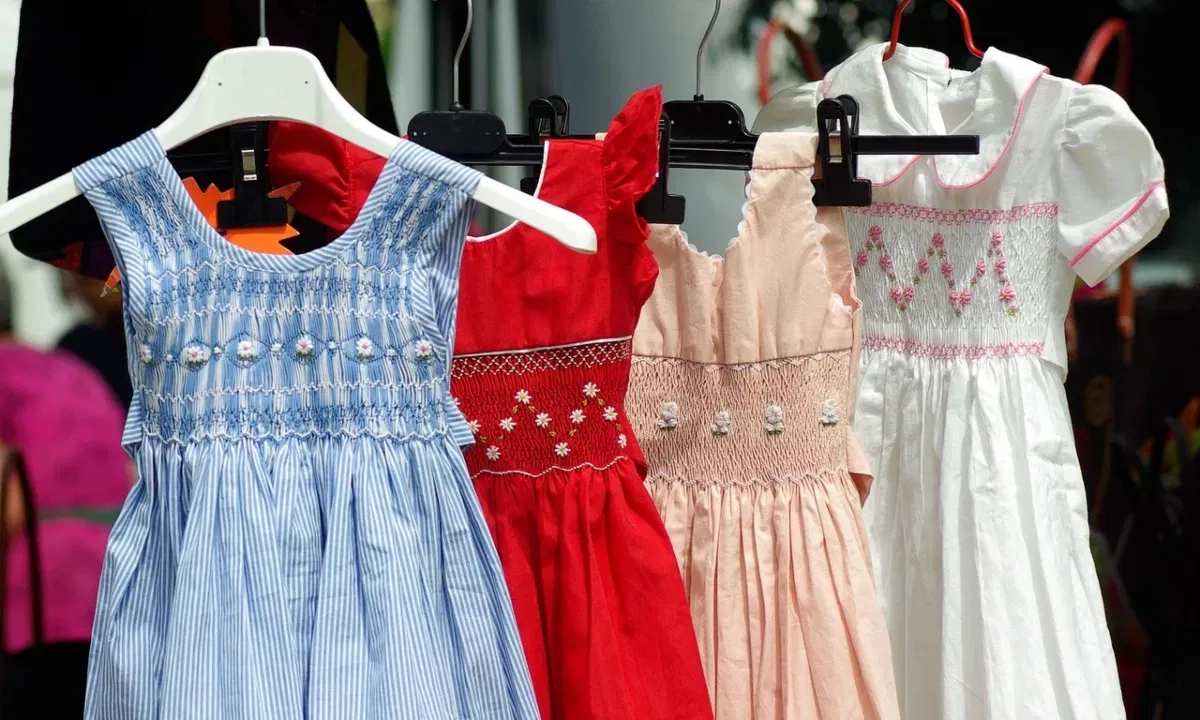 मृत व्यक्तीचे कपडे घालणे देखील गरुड पुराणानुसार योग्य मानले जात नाही. मृत व्यक्तीच्या जवळच्या नातलगांनी असे करू नये. असे केल्यास त्या व्यक्तीचा आत्मा तुमच्याकडे आकर्षित होऊ शकते आणि त्याला मोहाच्या बंधनातून मुक्त होण्यास अडचण येऊ शकते. असे केल्याने पितृदोष होण्याची शक्यताही निर्माण होते.