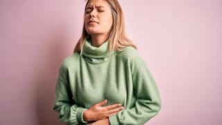 जेवणानंतर पोटात गॅसची समस्या अस्वस्थ करतेय? तर करून पहा ‘हे’ 5 प्रभावी घरगुती उपाय