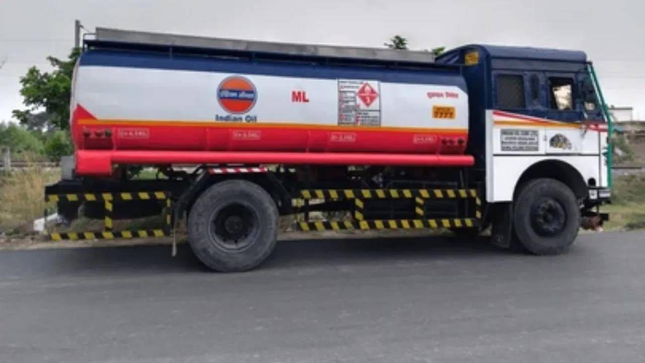 जेव्हा वायू किंवा द्रव एखाद्या पात्रात किंवा सिलेंडरमध्ये साठवला जातो, तेव्हा तो त्याच्या भिंतींवर सर्व दिशांनी दाब टाकतो. पात्र गोल किंवा दंडगोलाकार असल्यामुळे, हा दाब त्याच्या संपूर्ण पृष्ठभागावर समान रीतीने पडतो. जर सिलेंडरला कोपरे असते, तर दाब त्या कोपऱ्यांवर केंद्रित झाला असता, ज्यामुळे त्याला तडा जाण्याचा किंवा त्याचा स्फोट होण्याचा धोका वाढला असता.