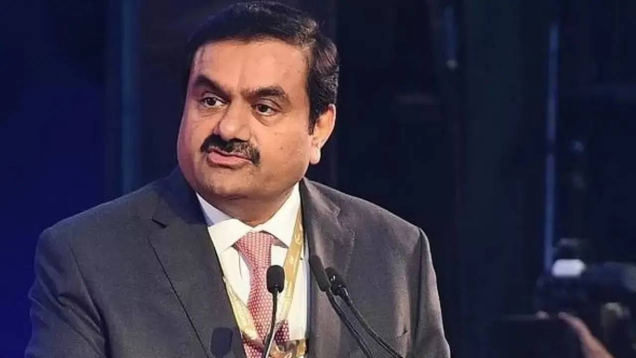 Gautam Adani Group: बाजार आखाती युद्धाच्या हिंदोळ्यावर आहे. स्टॉक मार्केटमध्ये सातत्याने पडझड होत आहे. बाजारात विक्री सत्र जोमात आहे. पण अदानी टोटल गॅस लिमिटेडचा शेअर तेजीत आला आहे. शुक्रवारी,  आज या शेअरमध्ये 6 टक्क्यांची तेजी दिसून आली. या उसळीमुळे अदानी टोटल गॅसचा शेअर 644 रुपयांच्या इंट्रा डे उच्चांकावर पोहचला. 