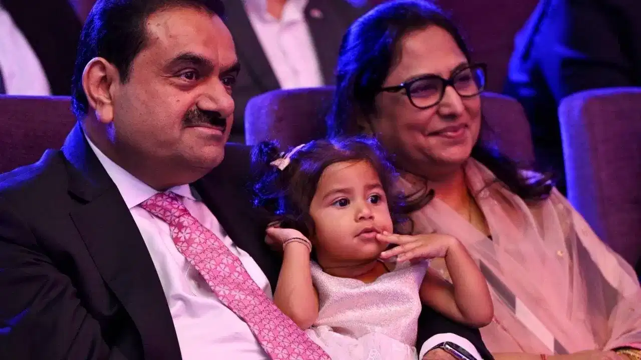 आंतरराष्ट्रीय महिला दिनानिमित्त आयुष्यावर प्रभाव टाकणाऱ्या महिलांचे गौतम अदानींकडून स्मरण