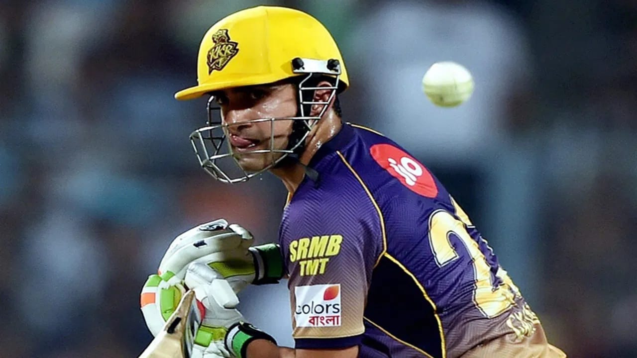 त्यानंतर  जॉश हेजलवुड, इशान किशन, मिचेल मॅक्लेनेघन, प्रज्ञान ओझा, कर्ण शर्मा, लेंडल सिमंस, यश दयाल, क्वींटन डीकॉक, डग बॉलिंगर ऋतुराज गायकवाड, गौतम गंभीर आणि मोईन अली या खेळाडूंनी दोन्ही वेळा आयपीएलच्या अंतिम सामन्यांत विजय मिळवला आहे. (Photo Credit : PTI)