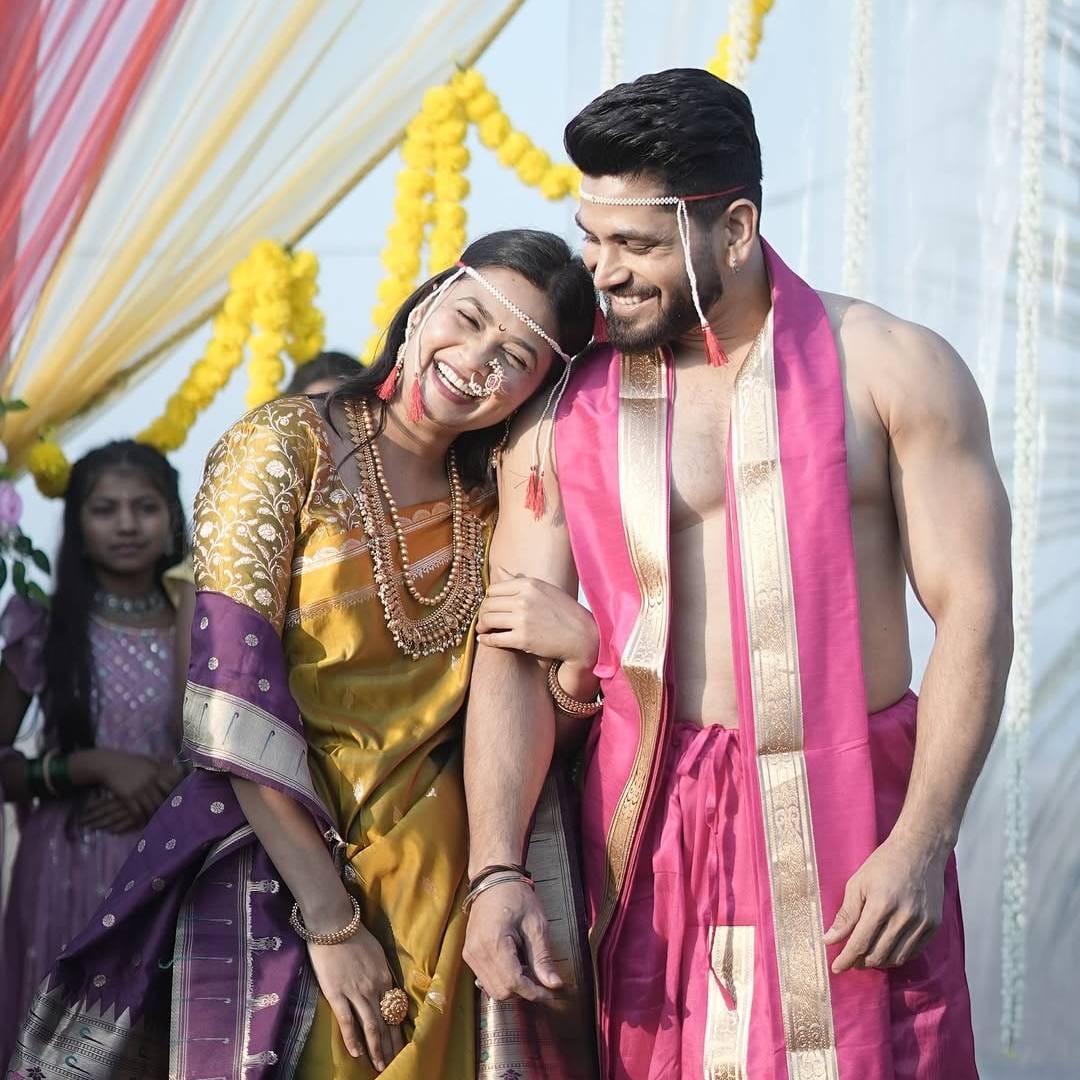 या दोघांच्या या फोटोमागील सत्य अखेर समोर आलं आहे. गौतमी आणि शिव यांनी खरंच लग्न केलं नसून एका म्युझिक व्हिडीओसाठी त्यांनी शूटिंग केलं आहे. त्या म्युझिक व्हिडीओमध्ये या दोघांच्या लग्नाचा सीन दाखवण्यात येणार आहे. 
