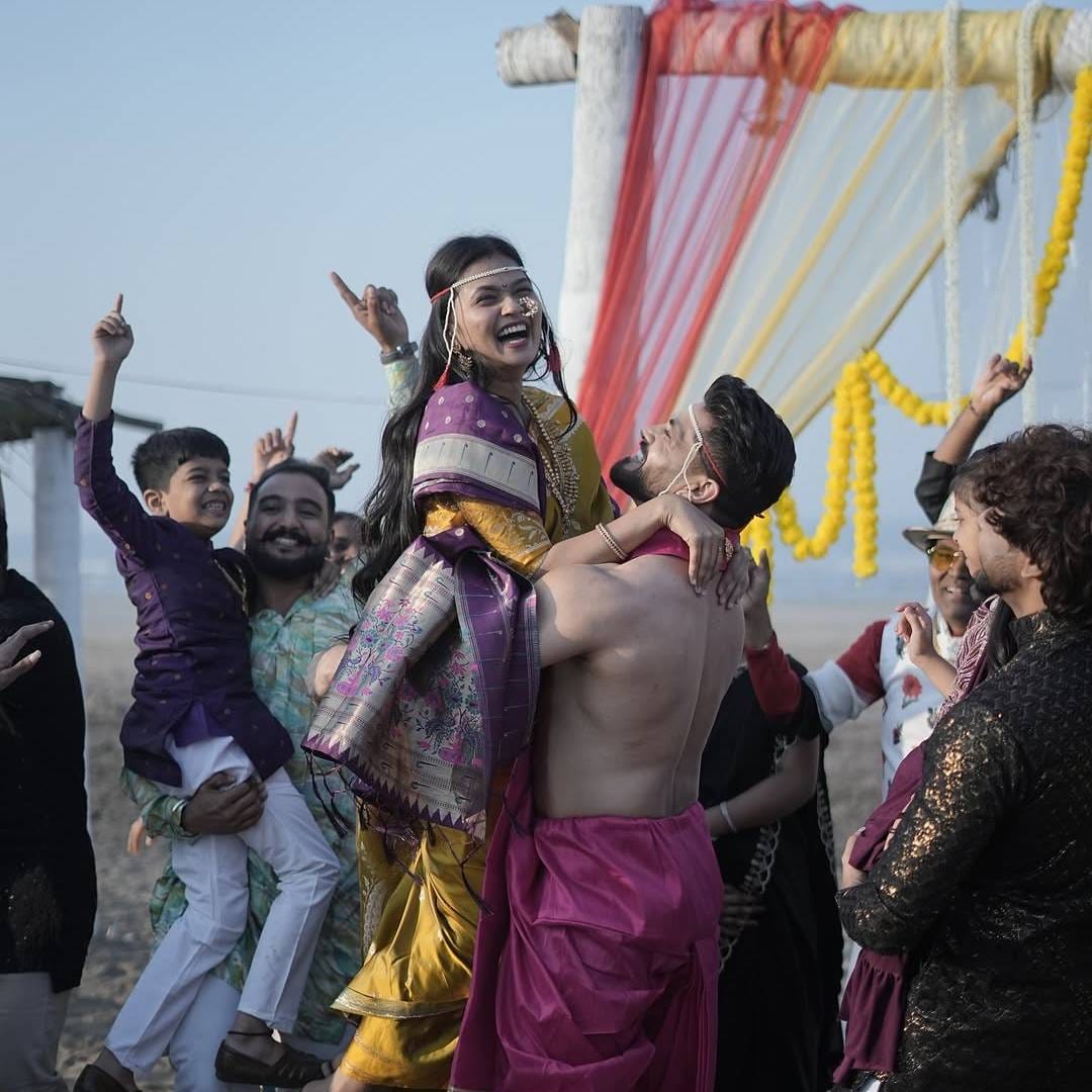 'शूटिंग.. मासोळी सोन्यावाणी.. नवीन गाणं' असं कॅप्शन देत गौतमीने सेटवरचे काही फोटो इन्स्टाग्रामवर पोस्ट केले आहेत. या फोटोंवर चाहत्यांनी लाइक्स आणि कमेंट्सचा वर्षाव केला आहे. गौतमी आणि शिवची ऑनस्क्रीन केमिस्ट्री पाहण्यासाठी चाहते उत्सुक झाले आहेत. 

