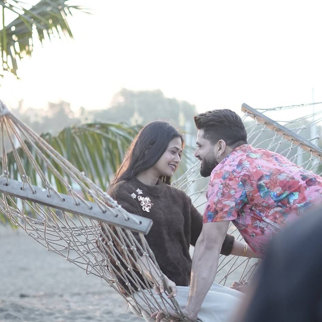 रिअॅलिटी शो स्टार शिव ठाकरे सध्या तुफान चर्चेत आहे. यामागची दोन मुख्य कारणं आहेत. सर्वांत पहिलं म्हणजे त्याने नुकताच 'द 50' या रिअॅलिटी शोचं विजेतेपद जिंकलं आहे. तर दुसरं म्हणजे नृत्यांगना गौतमी पाटीलसोबत त्याचे काही खास फोटो व्हायरल झाले आहेत.