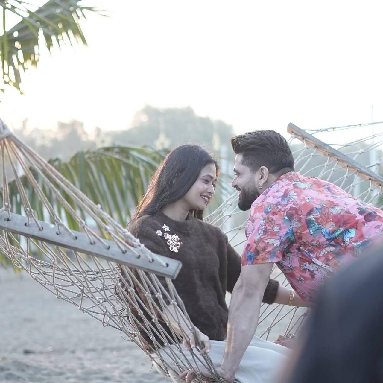 रिअॅलिटी शो स्टार शिव ठाकरे सध्या तुफान चर्चेत आहे. यामागची दोन मुख्य कारणं आहेत. सर्वांत पहिलं म्हणजे त्याने नुकताच 'द 50' या रिअॅलिटी शोचं विजेतेपद जिंकलं आहे. तर दुसरं म्हणजे नृत्यांगना गौतमी पाटीलसोबत त्याचे काही खास फोटो व्हायरल झाले आहेत. 
