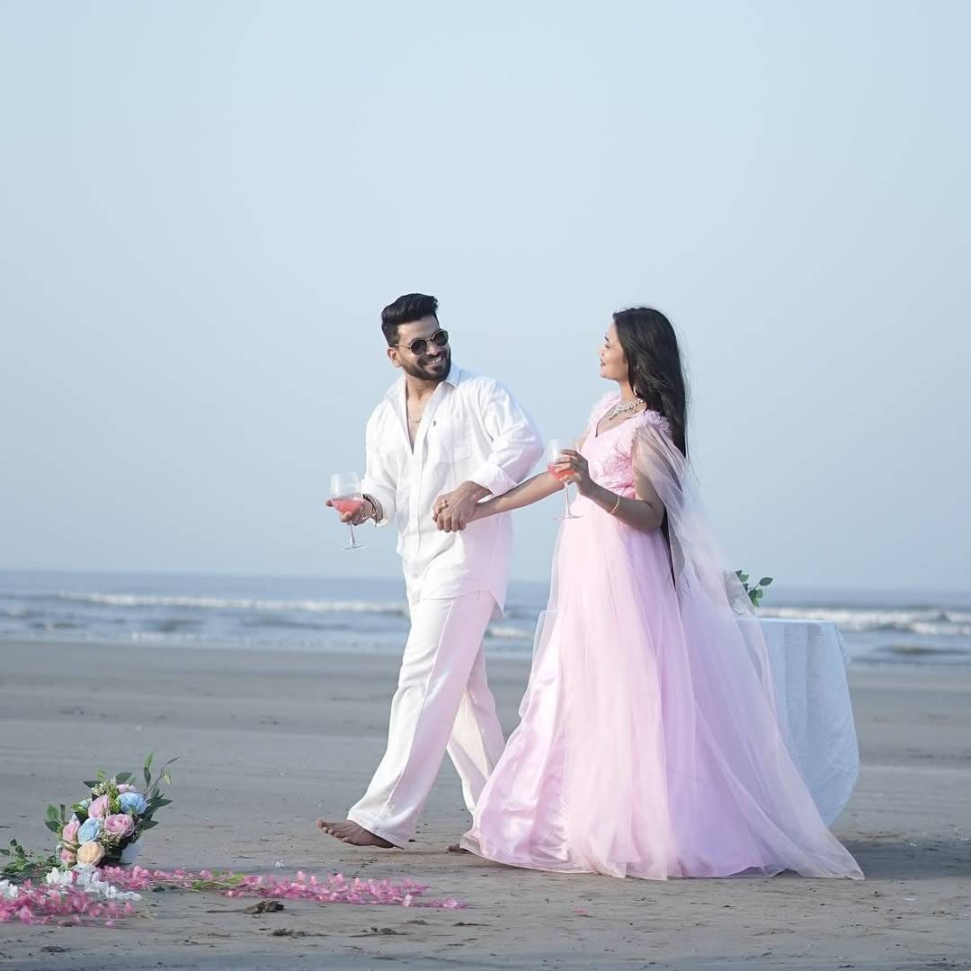 आणखी एका फोटोमध्ये शिव आणि गौतमी समुद्रकिनारी एकमेकांचा हात हातात घेऊन चालताना दिसत आहेत. यावेळी गौतमीने वेस्टर्न गाऊन परिधान केला असून शिव पांढऱ्या रंगाच्या शर्ट आणि पँट अशा कूल लूकमध्ये दिसून येत आहे. 
