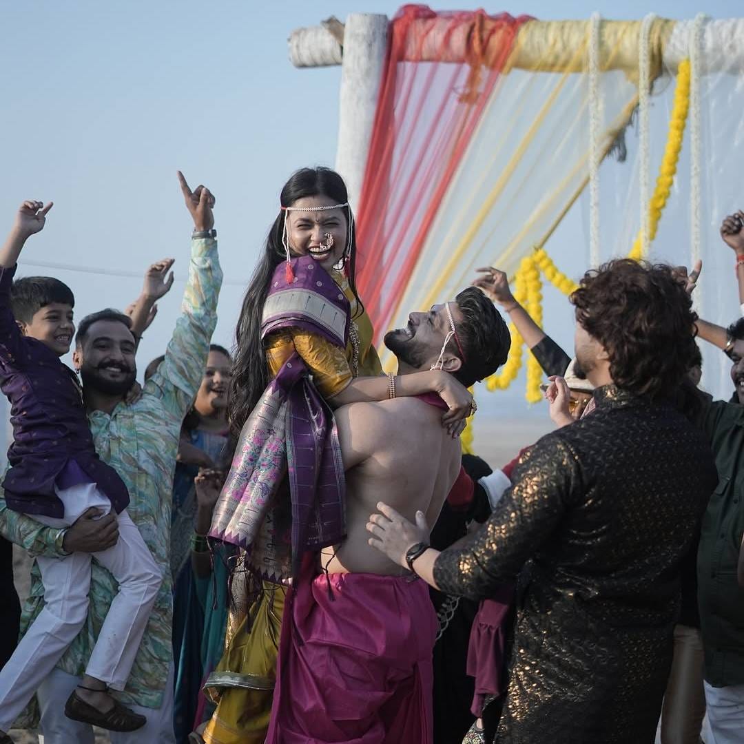 शिव ठाकरेच्या फोटोमधील ती मुलगी गौतमी पाटील असल्याचं आता स्पष्ट झालं आहे. साडी, शेला आणि मुंडावळ्या.. अशा वधूच्या रुपात गौतमी या फोटोंमध्ये पहायला मिळतेय. त्यावरून या दोघांनी लग्न केलं की काय, असा सवाल नेटकरी करत आहेत. 
