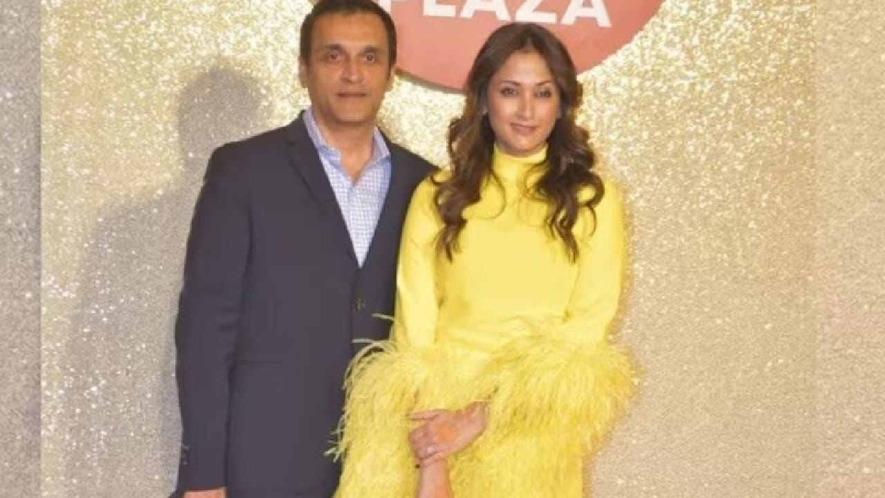 मात्र, ‘स्वदेस’नंतर तिने अचानक चित्रपटसृष्टीपासून दूर जाण्याचा निर्णय घेतला. 2005 साली तिने उद्योगपती विकास ओबेरॉय यांच्याशी विवाह केला आणि त्यानंतर त्या पूर्णपणे वैयक्तिक आयुष्यात रमल्या.