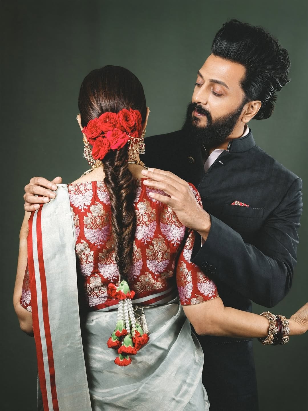 अभिनेत्री जिनिलिया देशमुख आणि अभिनेता रितेश देशमुख यांची ओळख बॉलिवूडचं पॉवरफूल कपल म्हणून आहे. तब्बल 10 वर्ष एकमेकांना डेट केल्यानंतर दोघांनी लग्न केलं, आता दोघे चाहत्यांना फॅशन गोल्स देत असतात.