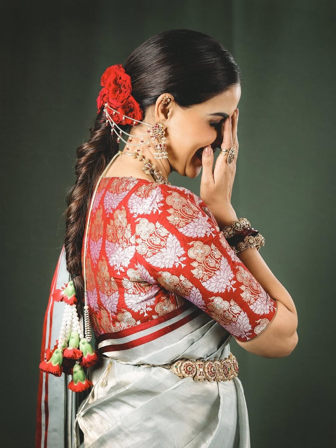 सध्या जिनिलिया हिचे काही फोटो सोशल मीडियावर व्हायरल होत आहे. साडीत अभिनेत्रीने स्वतःचे काही फोटो पोस्ट केले आहे. चाहत्यांना देखील अभिनेत्रीचा लूक प्रचंड आवडला आहे. अभिनेत्री कायम स्वतःचे फोटो पोस्ट करत चाहत्यांना फॅशन गोल्स देत असते.