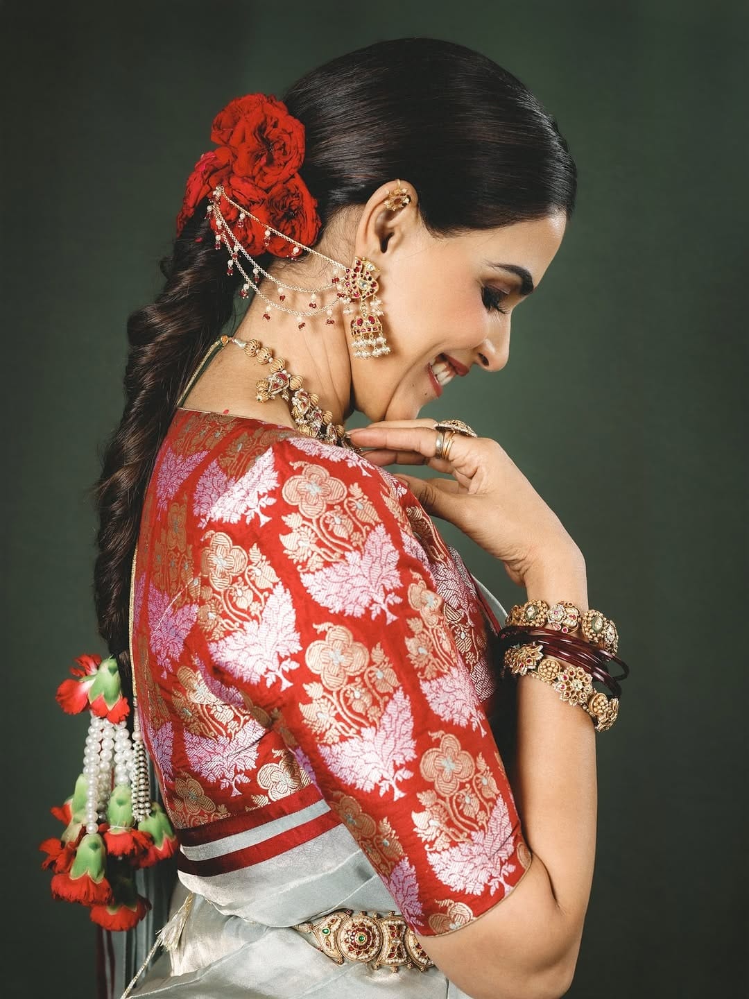 जिनिलिया दोन मुलांची आई आहे. पण अभिनेत्रीचं फिटनेस पाहून कोणीत म्हणणार नाही की, जिनिलिया हिला दोन मुलं असून ते शालेय शिक्षण पूर्ण करत आहेत. मुलांसोबत देखील जिनिलिया हिचे अनेक फोटो आणि व्हिडीओ व्हायरल होत असतात.