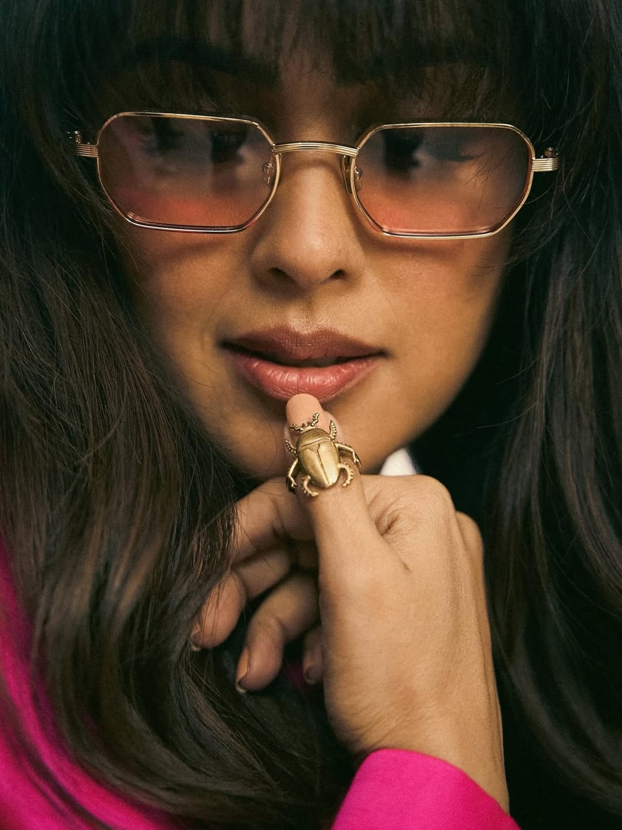 अभिनेत्री जिनिलिया देशमुख हिच्याबद्दल सांगायचं झालं तर, अभिनेत्री तिच्या खासगी आयुष्यामुळे कायम चर्चेत असते. अनेक कार्यक्रम आणि इव्हेंटमध्ये जिनिलिया तिच्या कुटुंबियांसोबत दिसते. त्यांचे अनेक फोटो आणि व्हिडीओ सोशल मीडियावर व्हायरल होत असतात.  