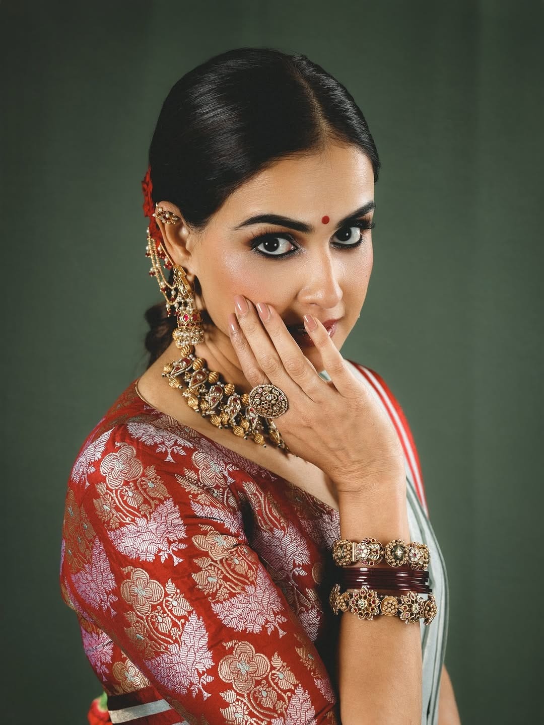 रितेश आणि जिनिलिया यांच्या आगामी सिनेमाबद्दल सांगायचं झालं तर, दोघे लवकरच 'राजा शिवाजी' सिनेमातून चाहत्यांच्या भेटील येणार आहेत. सिनेमाचा टीझर प्रदर्शित झाला, आता चाहते सिनेमाच्या प्रतिक्षेत आहेत. सिनेमात अनेक मोठ्या कलाकारांनी महत्त्वाची भूमिका साकारली आहे.