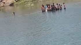 मुलांना वाचवण्याच्या नादात नदीत बुडून तरुणासह मुलीचा मृत्यू