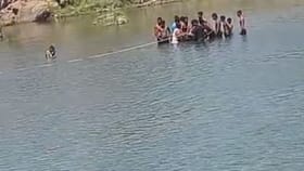 मुलांना वाचवण्याच्या नादात नदीत बुडून तरुणासह मुलीचा मृत्यू