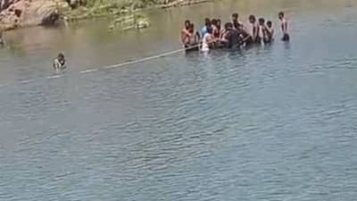 मुलांना वाचवण्याच्या नादात नदीत बुडून तरुणासह मुलीचा मृत्यू, जळगावातील दुर्दैवी घटना