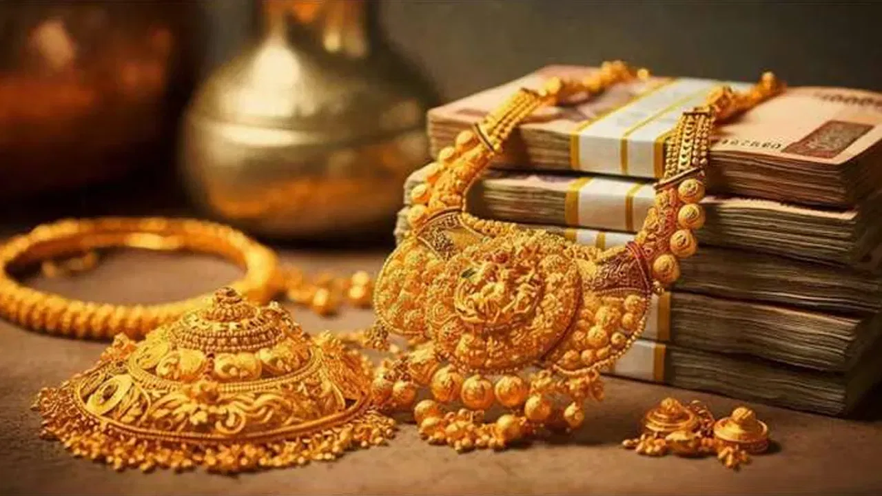 जळगावच्या सराफ बाजारात सोन्या आणि चांदीच्या दरात मोठी घसरण झाली आहे. 10 ग्रॅम सोन्याच्या दरात 1 हजार रुपयांची घसरण झाली आहे. तर चांदीच्या दरात चार हजार रुपयांची घसरण झाली आहे.