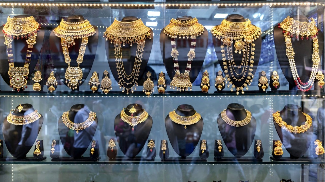 कधीकधी दागिन्यांवर असणारे अतिशय सूक्ष्म ओरखडे किंवा फिनिशिंगमधील किरकोळ त्रुटी पांढऱ्या प्रखर प्रकाशात लगेच दिसून येतात. याउलट, पिवळसर प्रकाशामुळे धातूमध्ये एक प्रकारची एकसमानता येते, ज्यामुळे दागिना अधिक आकर्षक दिसतो.