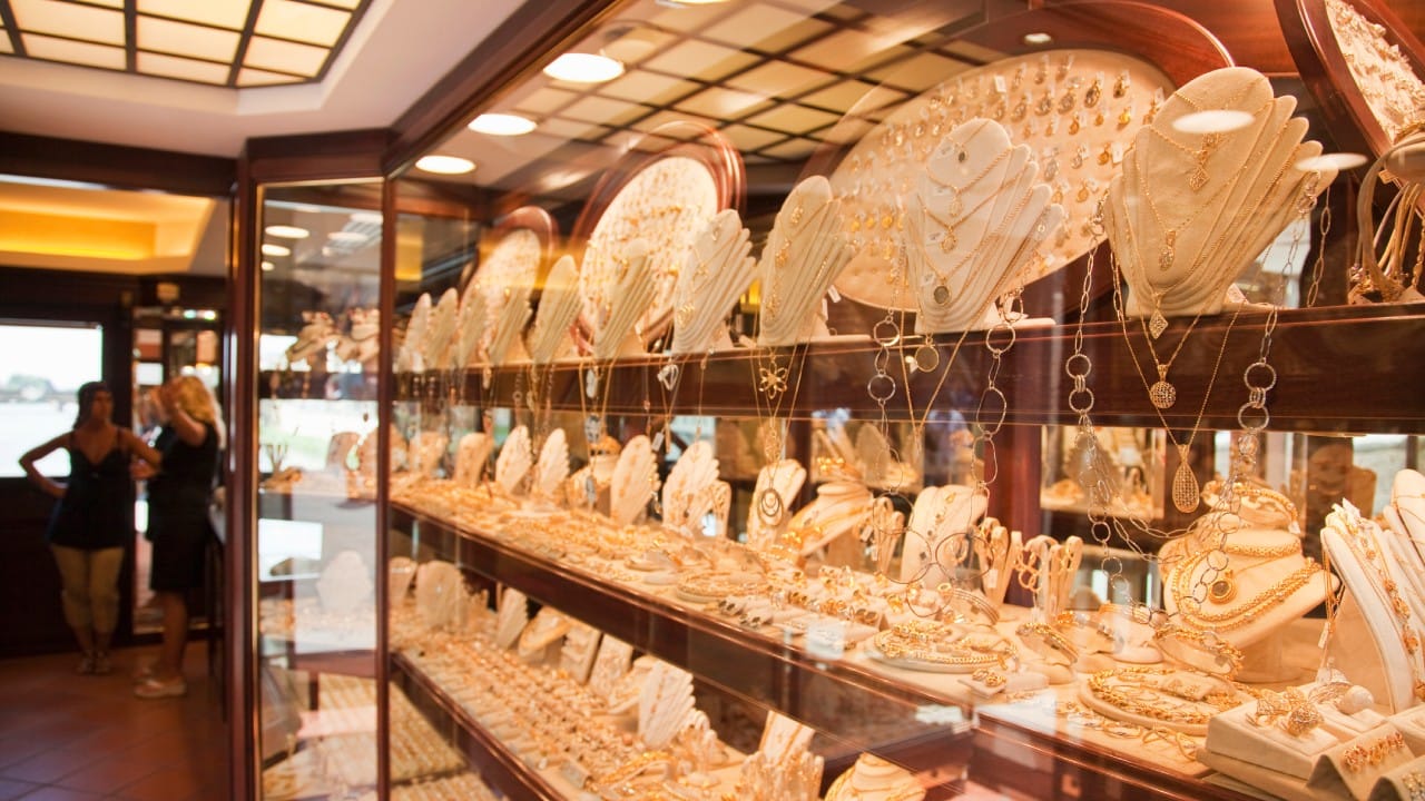 कलर सायकोलॉजीच्या अभ्यासानुसार, पिवळा आणि सोनेरी रंग हा समृद्धी, उबदारपणा आणि आनंदाचे प्रतीक मानला जातो. पिवळ्या दिव्यांमुळे दुकानातील वातावरण प्रसन्न वाटते. ज्यामुळे ग्राहक अधिक वेळ तिथे थांबतात आणि खरेदी करतात.