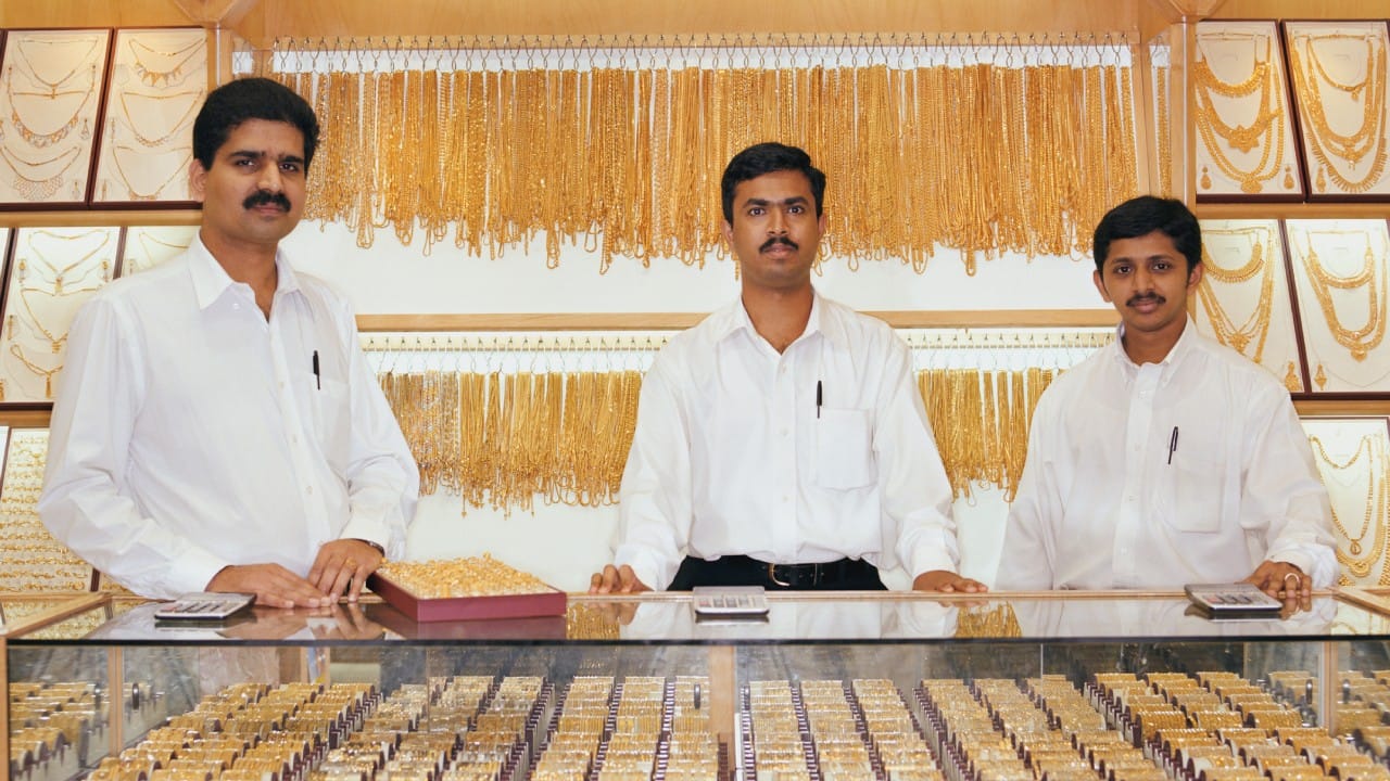 सोन्याचा मूळ रंग पिवळसर असतो. जेव्हा त्यावर पिवळ्या रंगाचा प्रकाश पडतो. तेव्हा सोन्याची चमक अधिक गडद आणि आकर्षक दिसते. पांढऱ्या प्रकाशात सोने काहीसे फिके किंवा चांदीसारखे दिसत. पण वॉर्म व्हाईट दिव्यांमुळे दागिन्यांवर एक प्रकारची नैसर्गिक झळाळी येते.