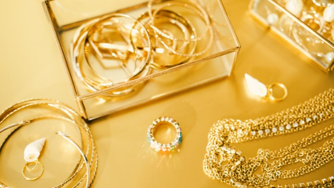 पण हे केवळ सजावटीसाठी नसून, त्यामागे एक शास्त्र आणि व्यावसायिक गणित दडलेले आहे. दागिन्यांच्या दुकानात पिवळ्या लाईट्सचा वापर का केला जातो, याबद्दलची काही प्रमुख कारणे आज आपण जाणून घेऊया.