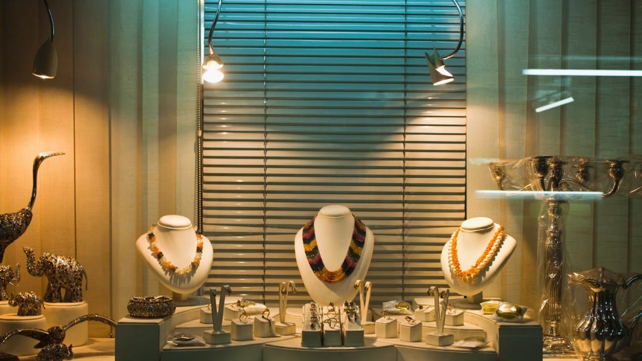 आपण सोने-चांदी खरेदी करण्यासाठी दागिन्यांच्या दुकानात प्रवेश केल्यानंतर तिकडची रोषणाई डोळे दिपवून टाकते. विशेषतः सोन्याच्या दागिन्यांच्या दुकानांमध्ये प्रामुख्याने पिवळ्या रंगाच्या (Yellow/Warm Lights) दिव्यांचा वापर केला जातो.