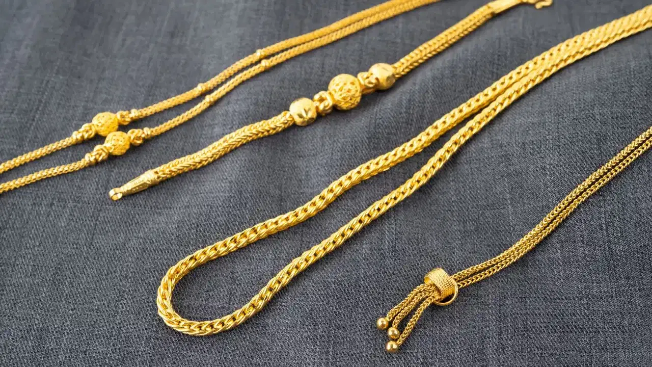 दोन वर्षांपासून सतत वाढत राहणाऱ्या सोन्याच्या दरात आज मोठी घसरण झाली आहे. दहा दिवसात सोन्याचे दर तब्बल 8 हजार रुपयांनी तर चांदीच्या दरात तब्बल 24 हजार रुपयांची घसरण झाली आहे. आज देखील सोन्याच्या दरात एक हजार रुपयांची तर चांदीच्या दरात 2 हजार रुपयांची घसरण झाली आहे.