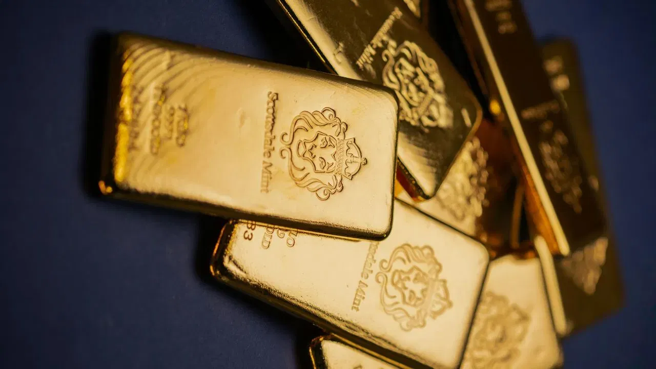 आज 26 मार्च रोजी तब्बल सोन्याच्या दरात 2 हजार 500 रुपयांची घसरण झाली आहे. तर चांदीच्या दरात  5 हजार रुपयांची घसरण झाली आहे.