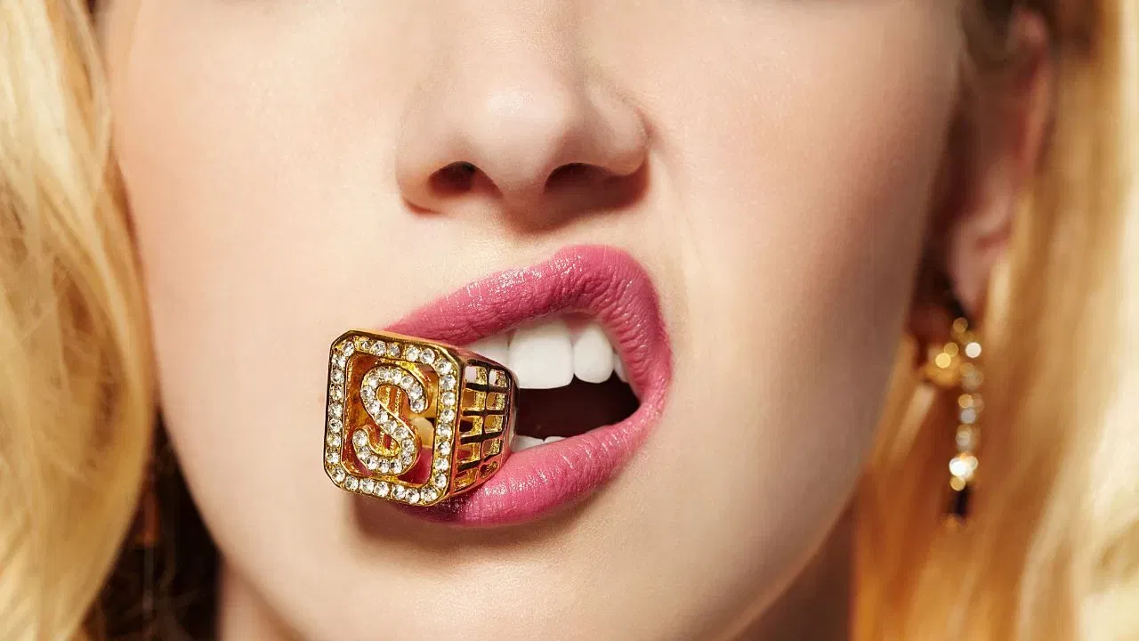 अमेरिका, इस्त्रायल आणि इराण यांच्यात सुरू असलेल्या युद्धाचा मोठा परिणाम सोन्या आणि चांदीच्या दरावर होत आहे. आजचे घसरलेले दर हे सर्वसामान्यांसाठी आनंदाची बातमी आहे.