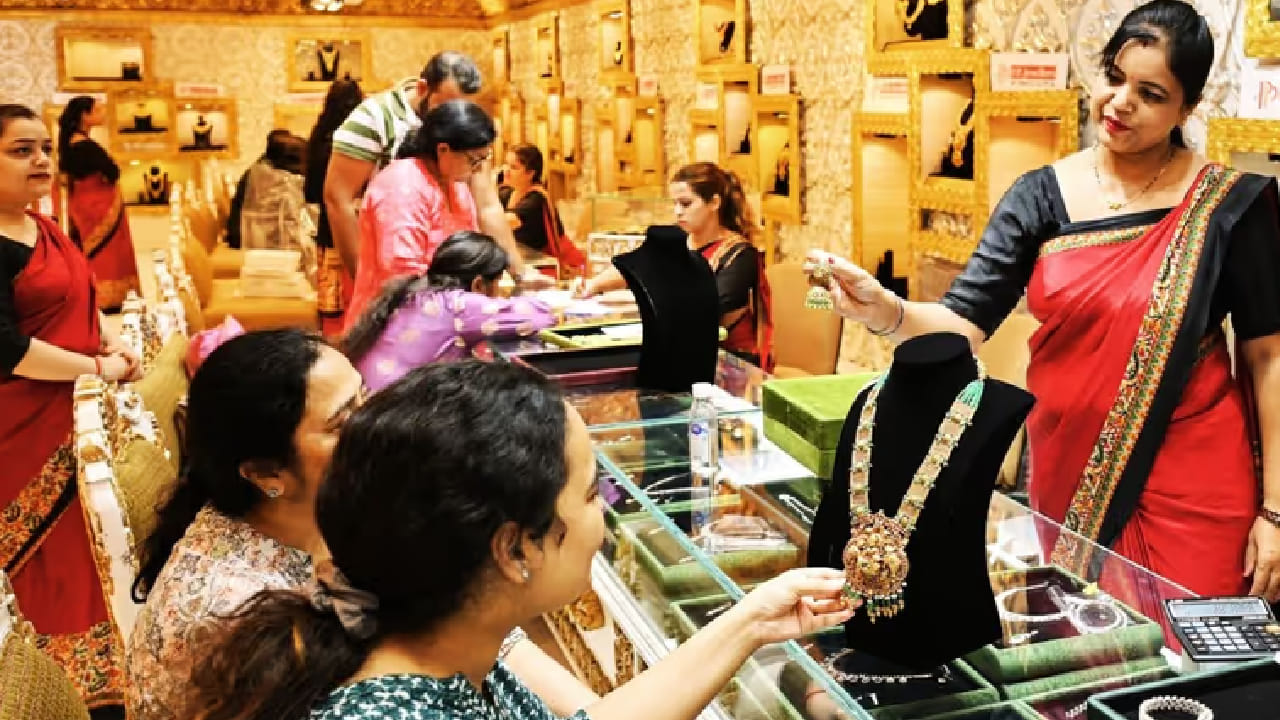 गुढीपाडव्याच्या पार्श्वभूमीवर सोन्याच्या दरातील घसरण ही खरेदीसाठी अनुकूल संधी मानली जात असून ग्राहकांनी खरेदीपूर्वी दर आणि शुद्धता याची खात्री करून घेणे आवश्यक आहे.