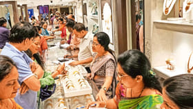 गुढीपाडव्याच्या दिवशी सोन्याच्या भावात मोठी घसरण, खरेदीसाठी गर्दी.