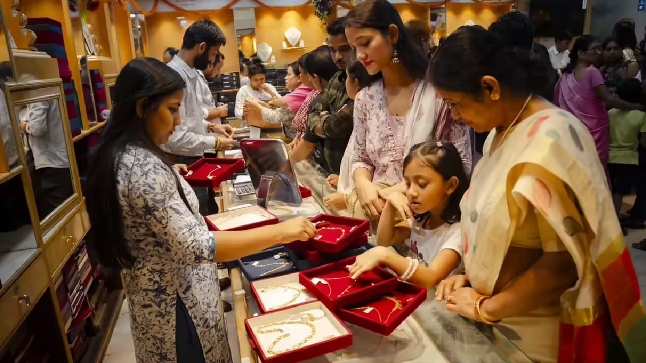 मुंबईतही हेच दर पाहायला मिळत असून, स्थानिक कर, उत्पादन शुल्क आणि दागिन्यांच्या मेकिंग चार्जमुळे शहरानुसार किंमतीत थोडाफार फरक असू शकतो. 