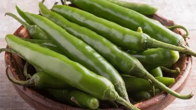 जेवणासोबत 2 हिरव्या मिरच्या खाल्ल्यास शरीरावर काय परिणाम होतो? फायदा की तोटा? तज्ज्ञांनी दिली माहिती