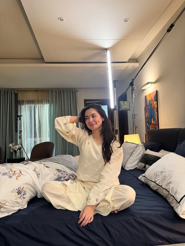 हानिया आमीरची सध्या मेरी जिंदगी हो तुम ही मालिका खूपच चर्चेत आहे. या मालिकेत तिने केलेल्या कामाचे तोंडभरून कौतुक होत आहे. पाकिस्तानातील काही यूट्यूब चॅनेल्स आता भारतात दिसायला लागले आहेत. त्यामुळे या मालिकेच्या रुपात हानिया आमीरचे काम भारतात पाहायला मिळत आहे. 