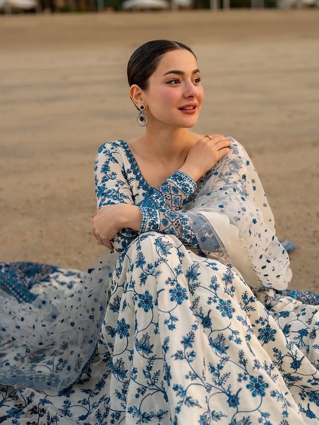 हानिया आमीरचे नाव काही दिवसांपूर्वी भारतातील गायक, रॅपर बादशाहा याच्याशी जोडले गेले होते. परंतु या सर्व अफवा आहेत, असे नंतर समोर आले होते. हानिया आमीर आता आणखी कोणत्या नव्या प्रोजेक्टमध्ये दिसणार, याची सर्वांनाच उत्सुकता लागली आहे.